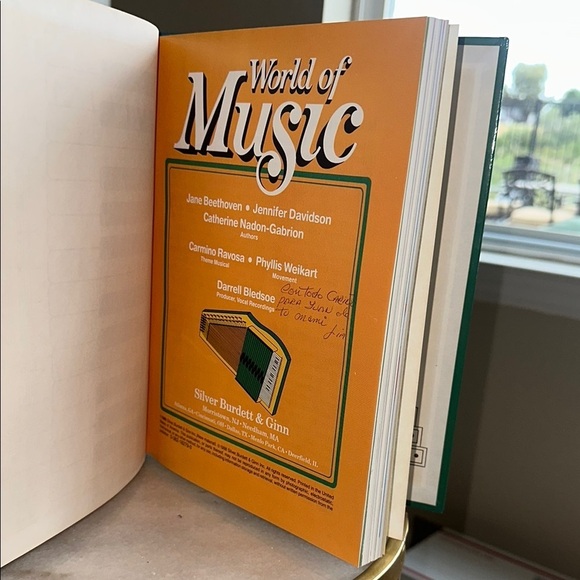 World of Music Hardcover Book - ©️1990 - Picture 5 of 10